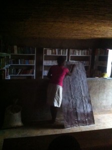 Alphabétisation à la bibliothèque d'Idwji